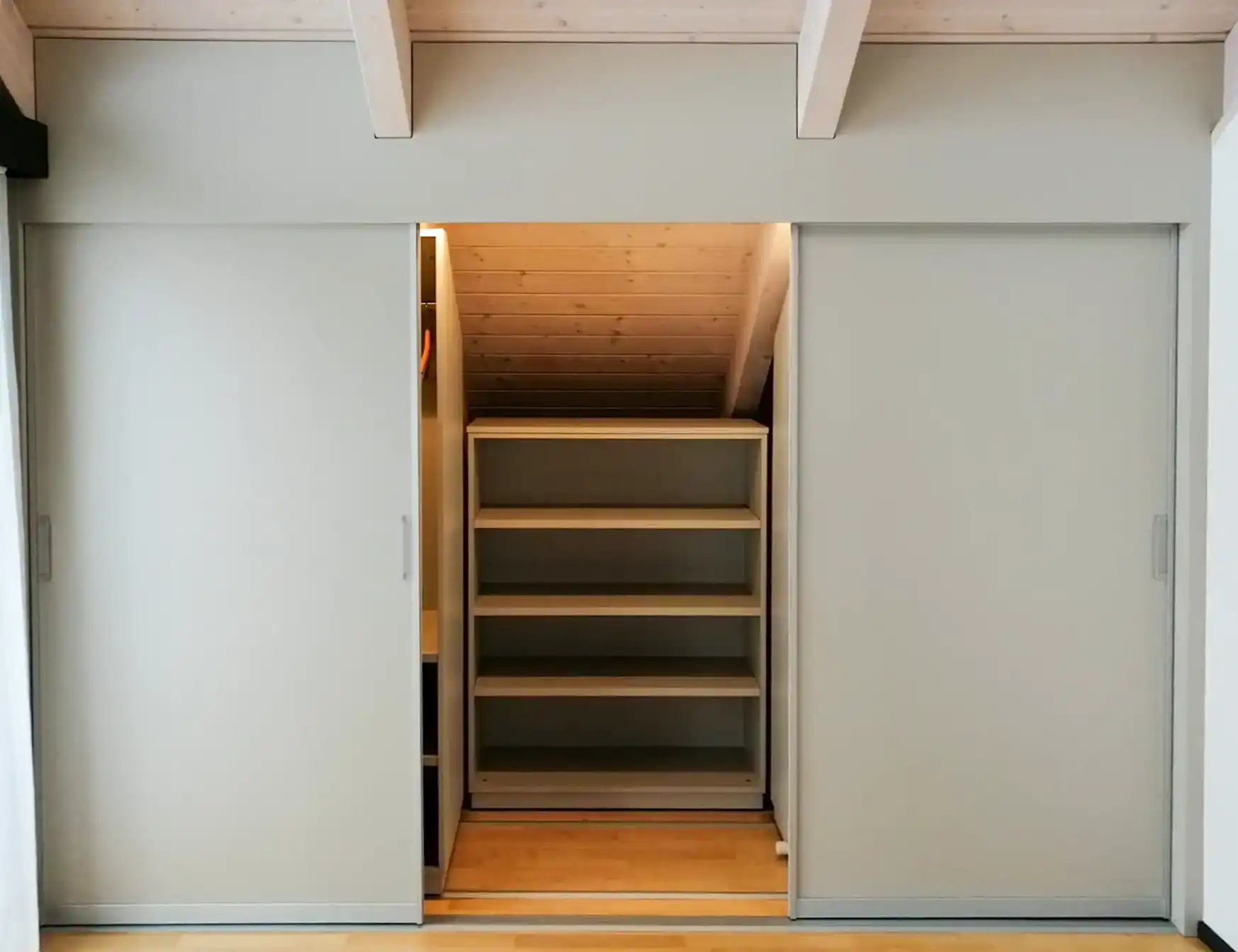 Einbauschrank Dachschräge Grün