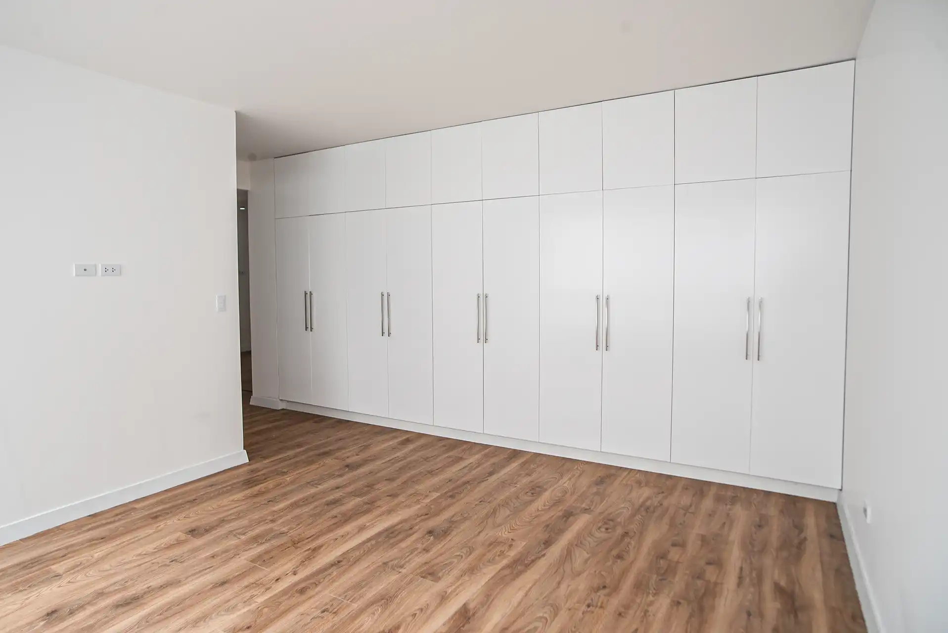 Grosszügiger Einbauschrank über die gesamte Wandbreite